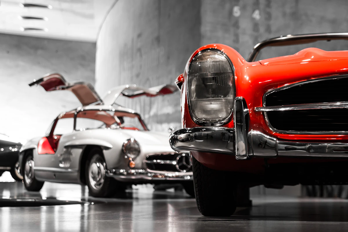 コンクリートの壁の脇に展示された2台のヴィンテージカー(イメージ画像であり、実際のBMWミュージアム内部とは限りません)