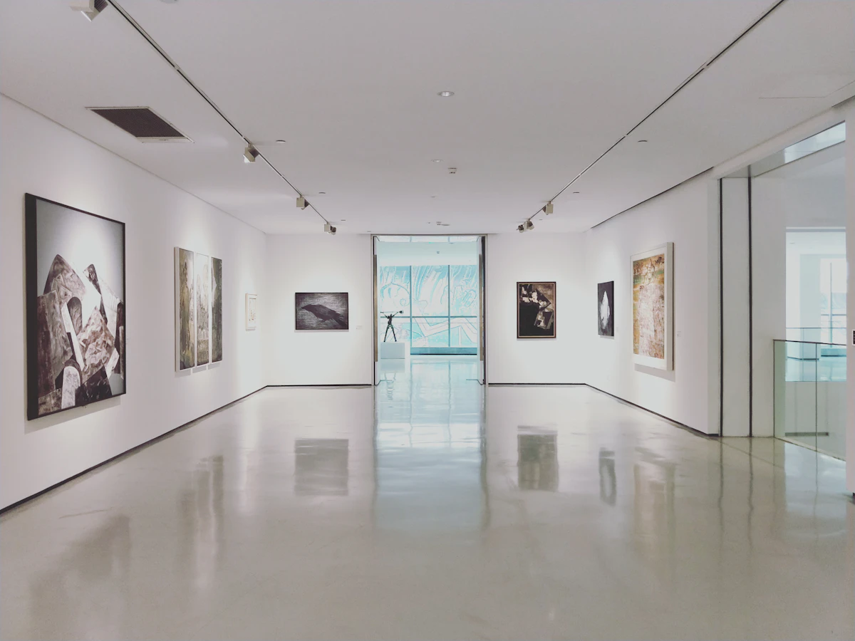 白墙展厅内陈列的画作（示意图，并非伦巴赫美术馆实景）