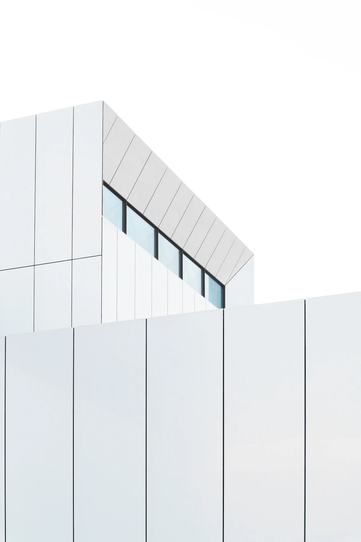 Die schlichte weiße Fassade eines modernistischen zeitgenössischen Kunstmuseums mit geometrischen Glasfenstern (repräsentatives Bild, nicht zwingend das tatsächliche MACBA-Gebäude)