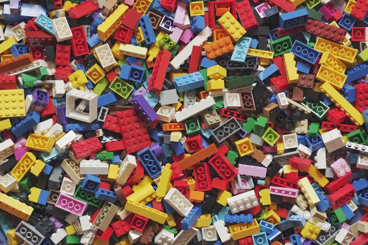 Mattoncini LEGO colorati (immagine rappresentativa, non il reale parco LEGOLAND Dubai)