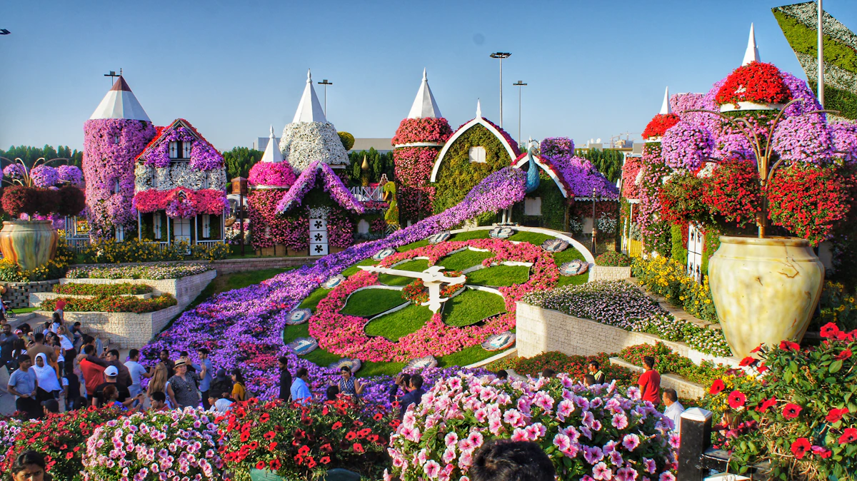 Bunte, mit Blumen bedeckte Burg und Blumenarrangements im Dubai Miracle Garden