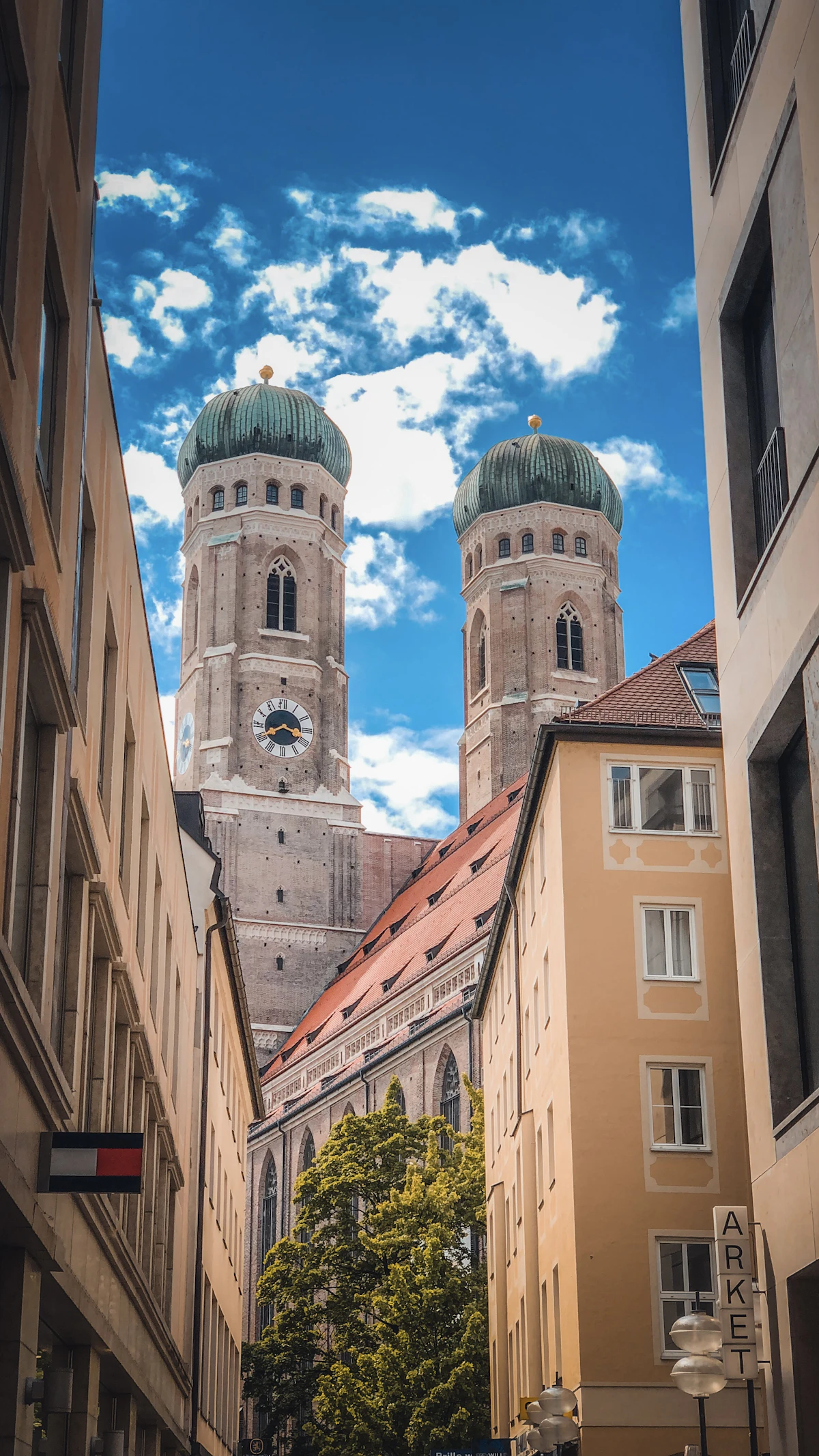 Le due torri con cupole a cipolla della Frauenkirche che si ergono sopra i tetti del centro storico di Monaco