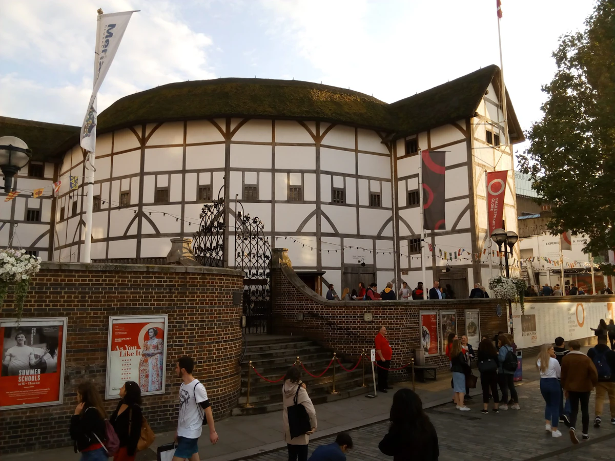 Das rekonstruierte Fachwerkgebäude des Shakespeare's Globe Theatre mit Strohdach am Bankside in London