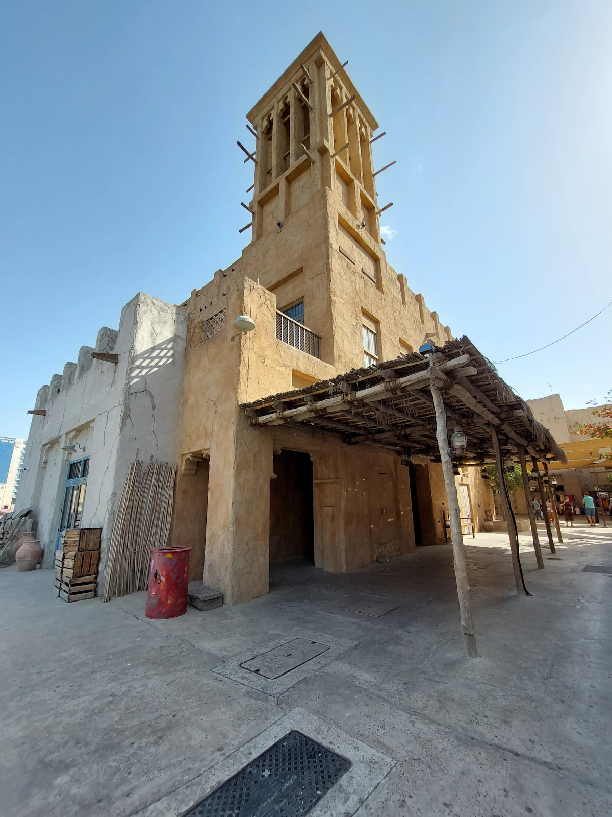 迪拜阿尔法希迪历史街区中一座传统的沙色风塔(barjeel)建筑