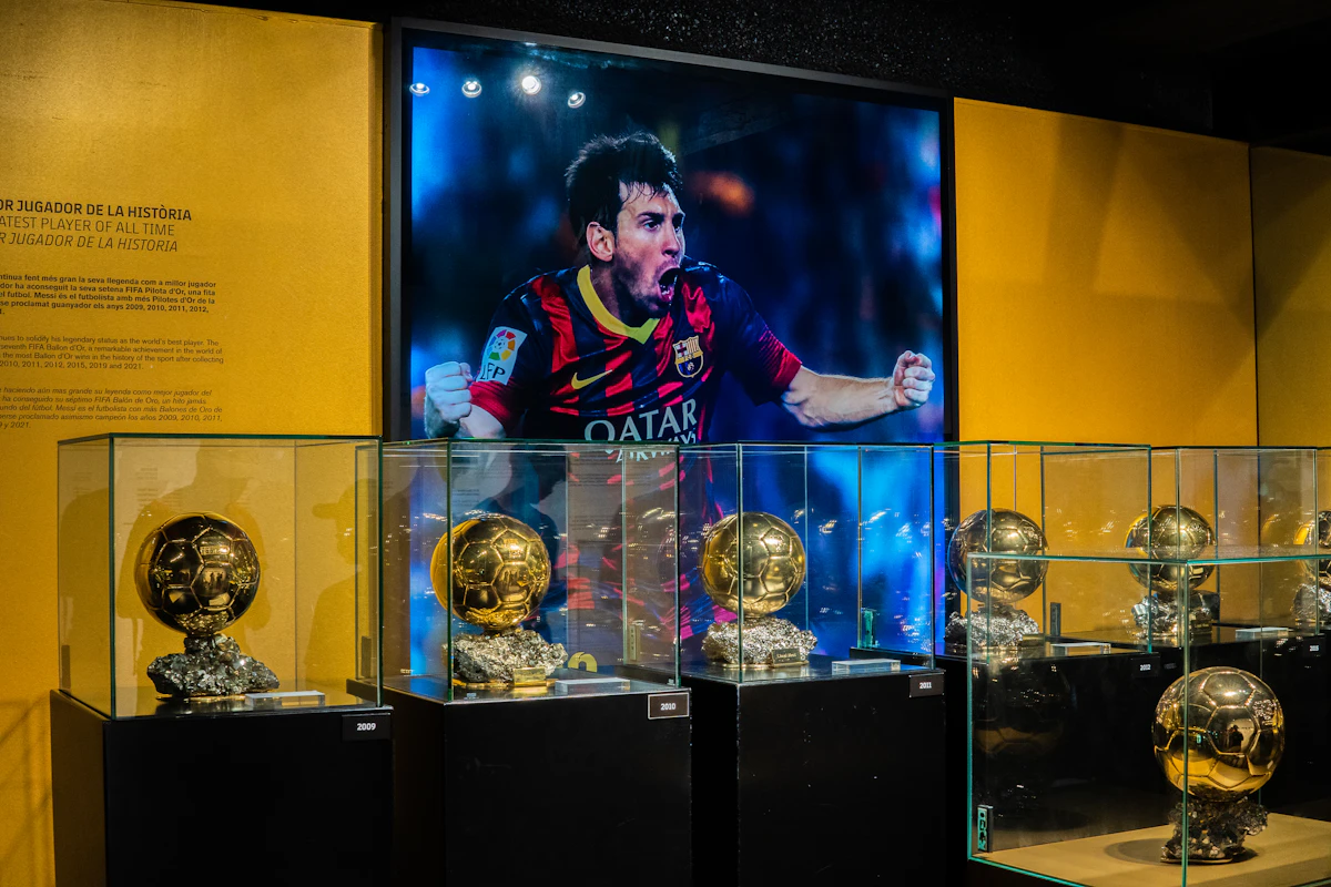 Des trophées de football dorés exposés dans des vitrines (image représentative, pas l'intérieur réel du FC Bayern Museum)