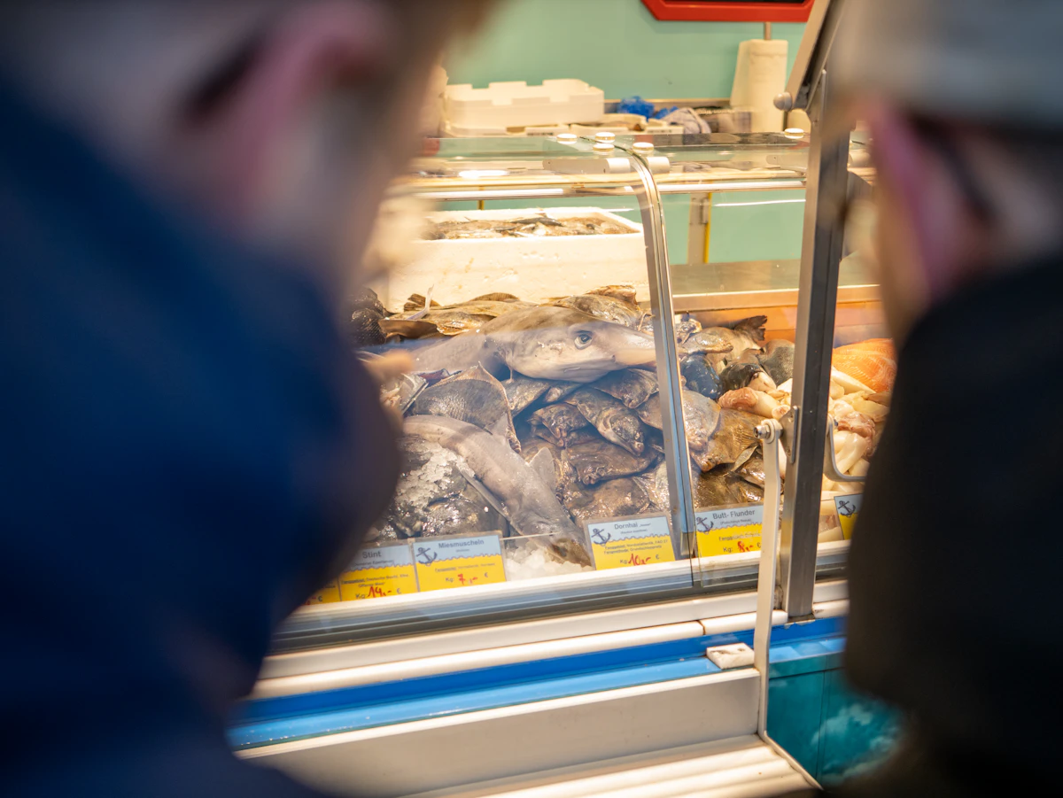 Un banco di pesce fresco in una bancarella di mercato (immagine rappresentativa, non le vere bancarelle all'aperto del Fischmarkt di Amburgo)