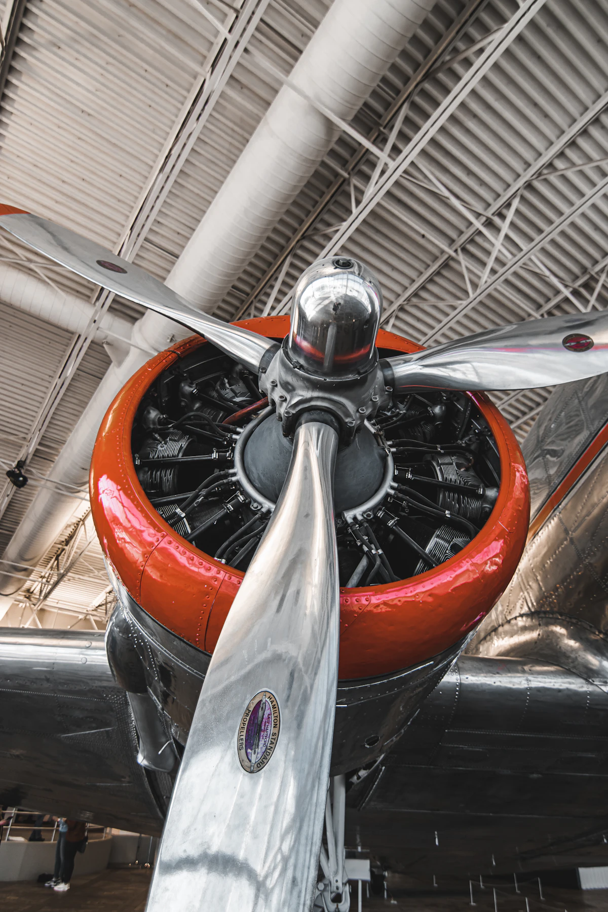 Un moteur d'avion à hélice vintage exposé dans un hangar de musée (image représentative, pas le bâtiment réel du Flugwerft Schleissheim)