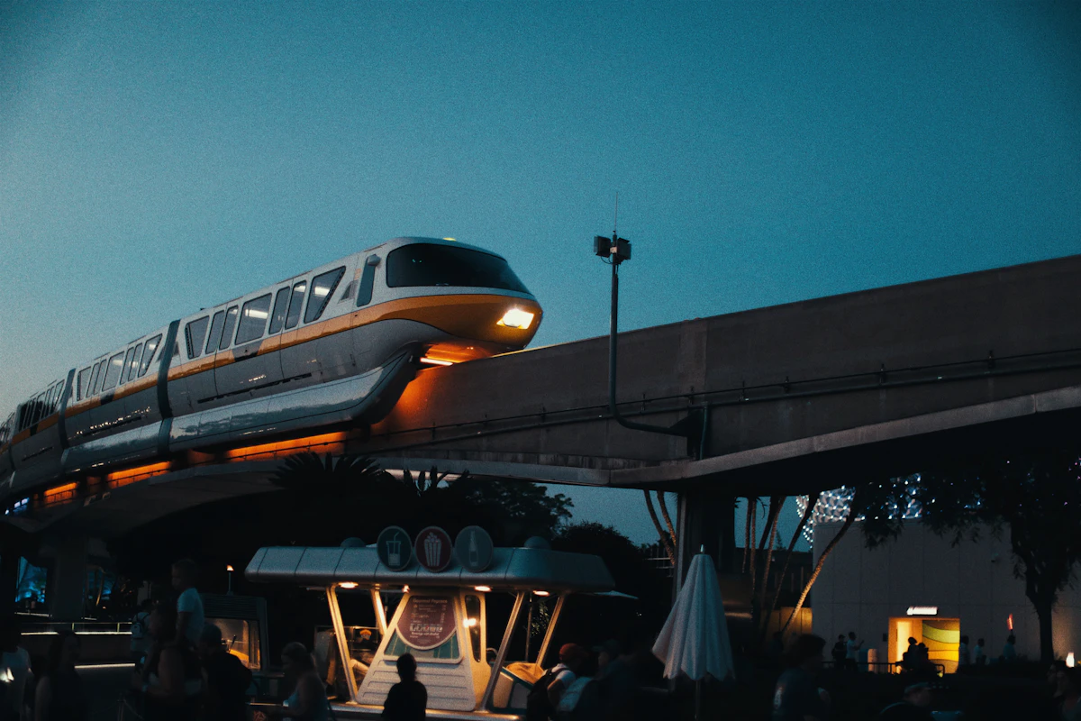 Un train sur une voie surélevée au-dessus d'une foule de personnes (image représentative, pas nécessairement le Palm Monorail réel)