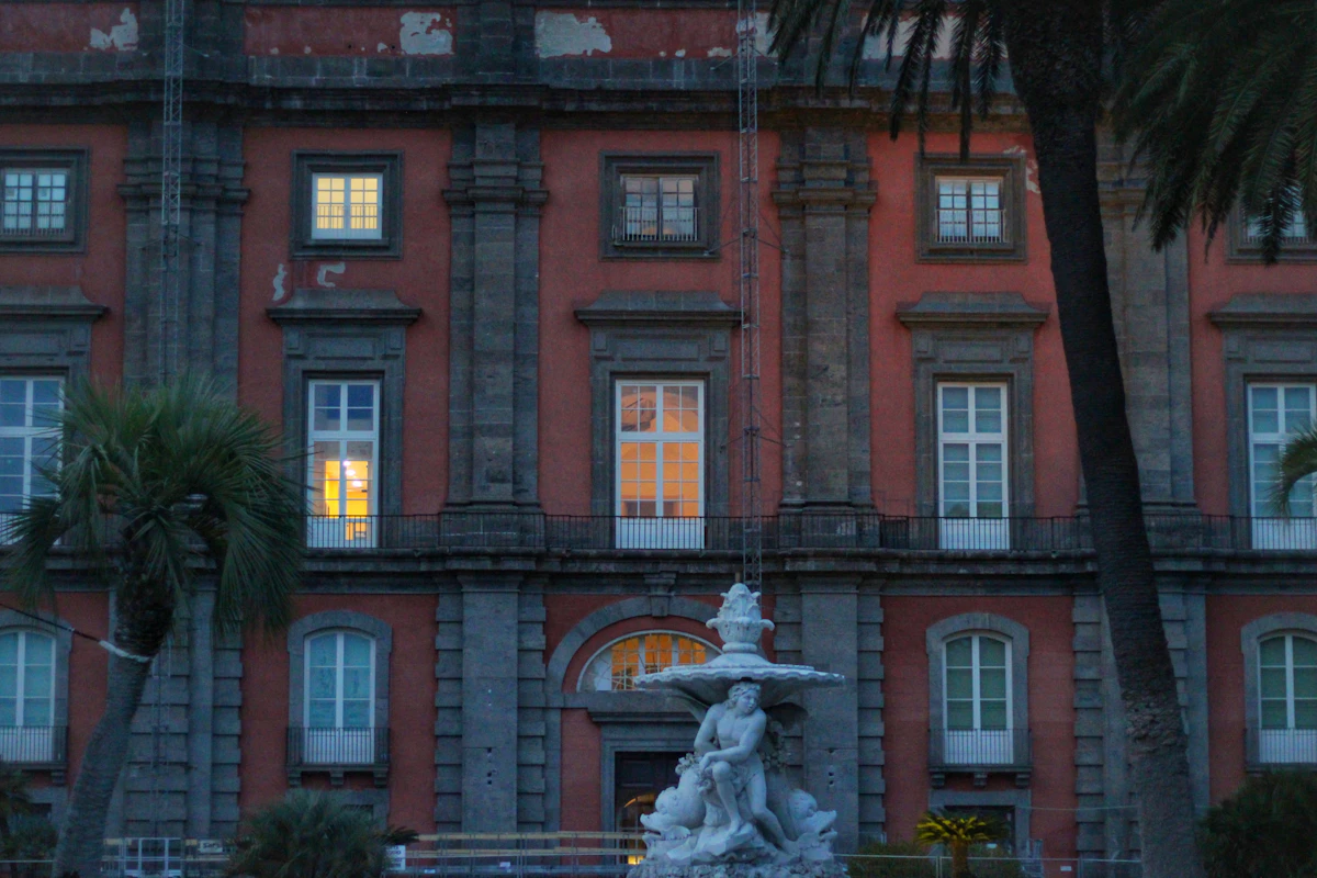 Ein großes Gebäude mit einem Brunnen davor (repräsentatives Bild, nicht unbedingt Capodimonte)
