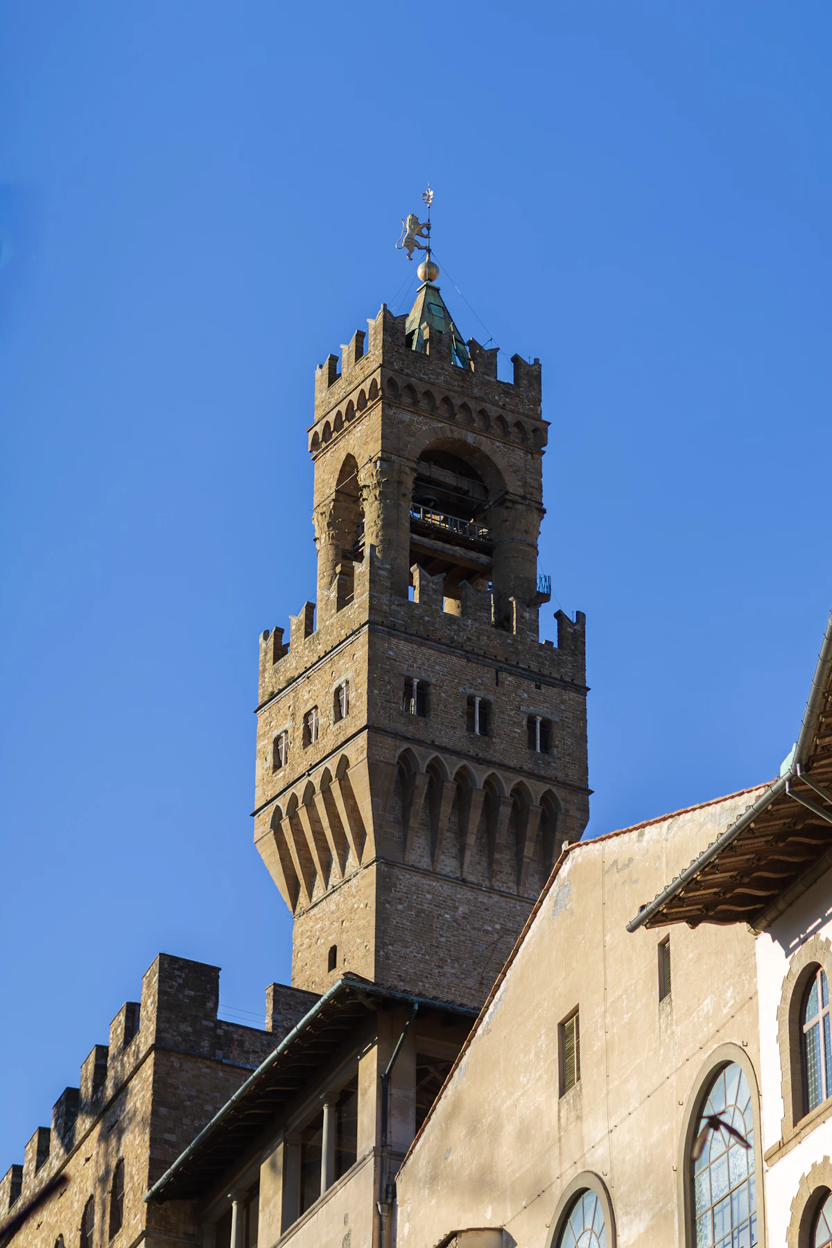 La Tour d'Arnolfo historique du Palazzo Vecchio se détachant sur un ciel bleu clair, Florence