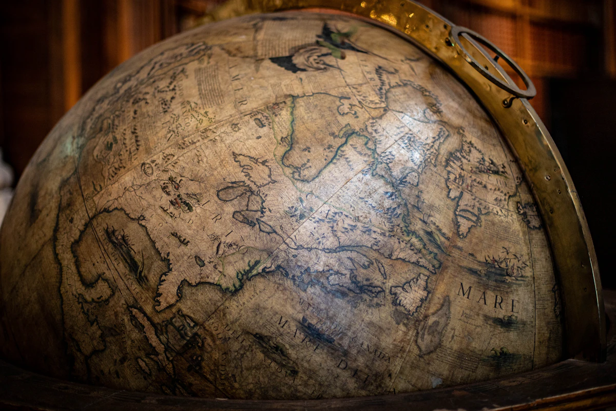 Um globo antigo com mapas antigos sobre um suporte (imagem ilustrativa, não necessariamente uma peça real do Museo Galileo)