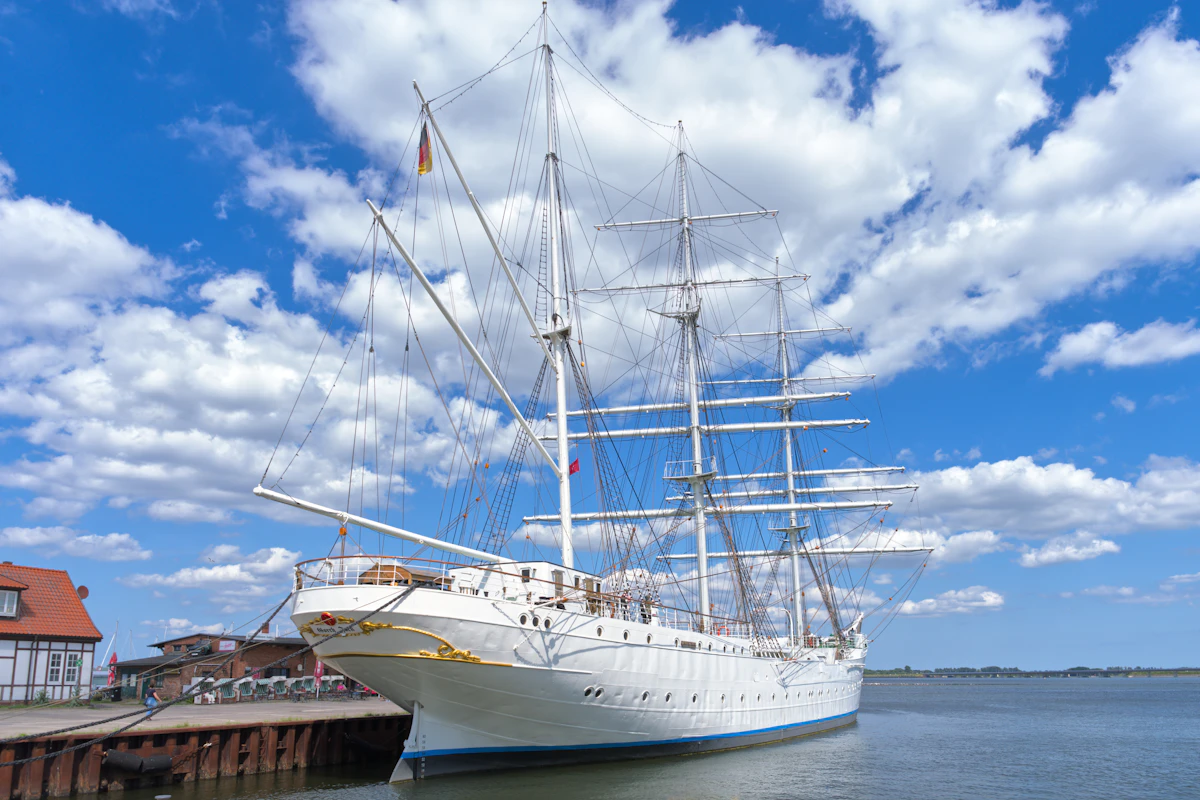 Un veliero bianco ormeggiato sotto un cielo azzurro nuvoloso (immagine rappresentativa, non la reale Rickmer Rickmers)