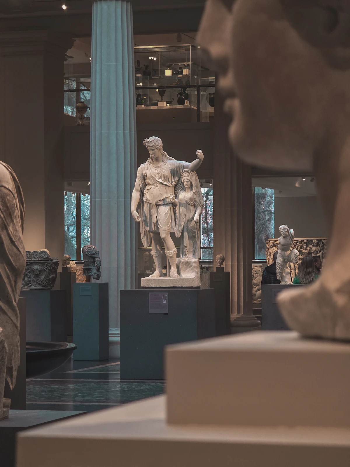 Antike Statuen in einer Museumshalle (repräsentatives Bild, nicht das tatsächliche Gebäude der Glyptothek)