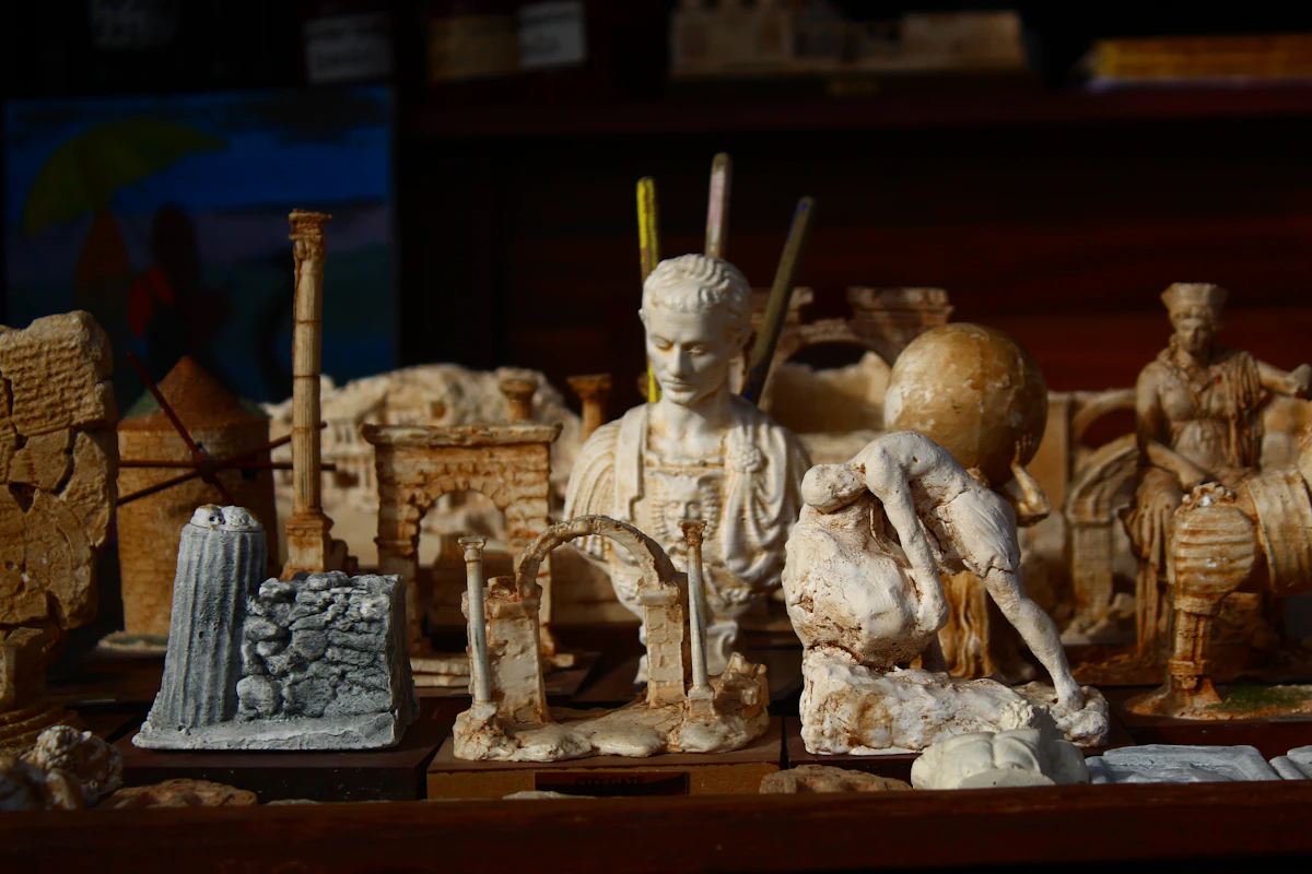 Una collezione di sculture e busti in stile antico in esposizione (immagine rappresentativa, non il reale interno del MANN)