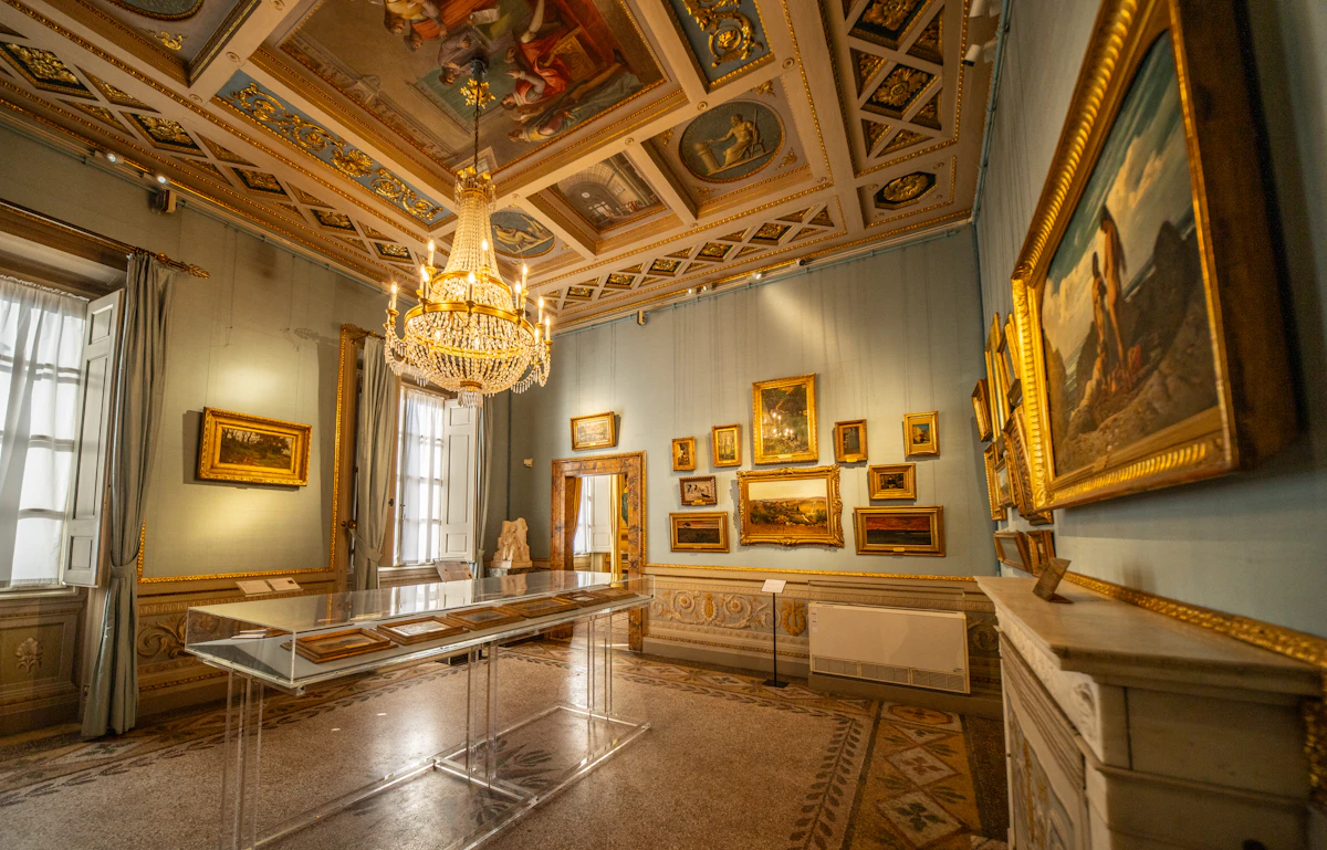Une élégante salle de galerie d'art avec des peintures et un lustre (image représentative, pas le bâtiment réel de l'Alte Pinakothek)