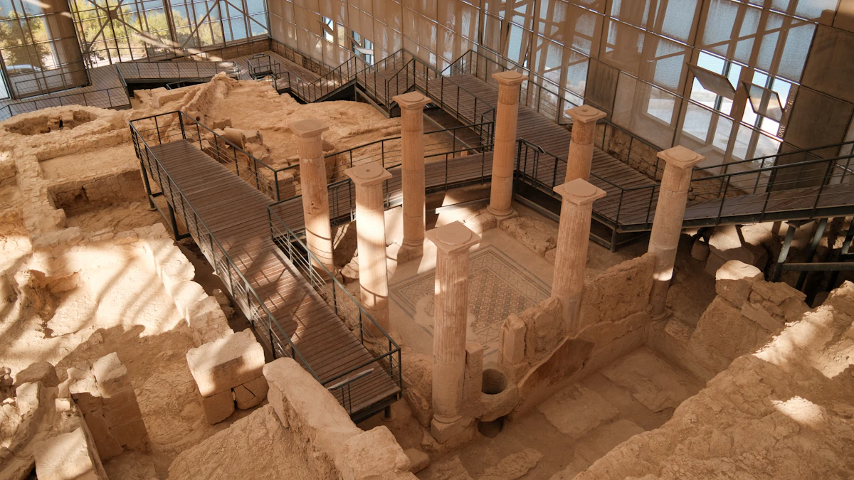 Un sito di scavo archeologico coperto con colonne antiche, un pavimento a mosaico e passerelle sopraelevate (immagine rappresentativa di uno scavo al chiuso/coperto, non confermata come foto degli scavi di San Lorenzo Maggiore)