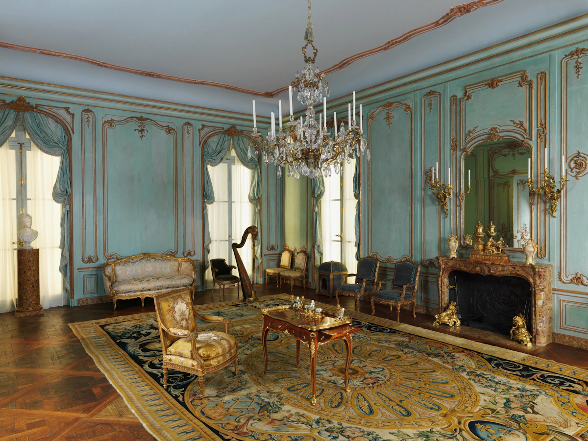 Una sala lujosa y ornamentada con lámpara de araña, chimenea y mobiliario clásico (imagen representativa, no el interior real del Residenzmuseum)